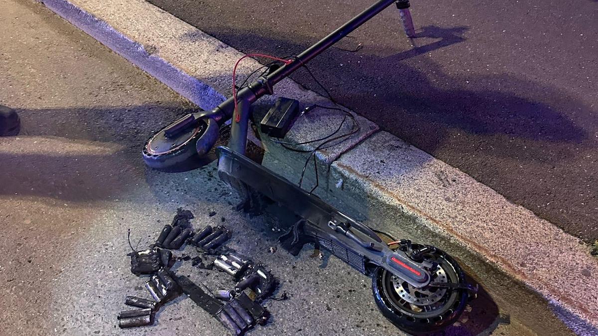 Die Feuerwehr brachte den E-Scooter nach draußen und entfernte die Akkus, um sie zu kühlen