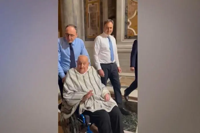 This video grab taken from a footage released by Ansa shows Pope Francis, who is recovering from life-threatening pneumonia, during an unscheduled visit to St Peter's Basilica in The Vatican on April 10, 2025. (Photo by ANSA / AFP) / Italy OUT / ----IMAGE RESTRICTED TO EDITORIAL USE - STRICTLY NO COMMERCIAL USE-----