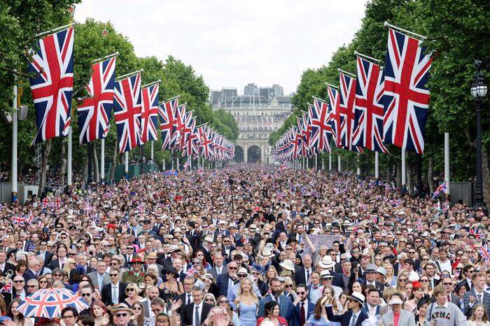 Tausende Menschen jubelten der Queen auf dem Balkon des Buckingham Palace zu. 