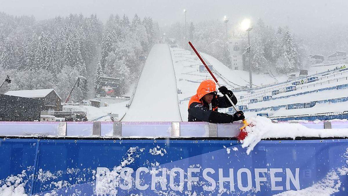 In Bischofshofen kämpft man gegen die Schneemassen an