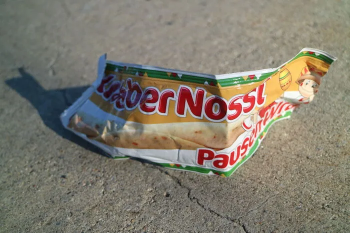Verpackungen wie diese sehen im Supermarktregal lustig aus, aber nicht mehr, wenn sie der Wind durch die Gegend trägt.
