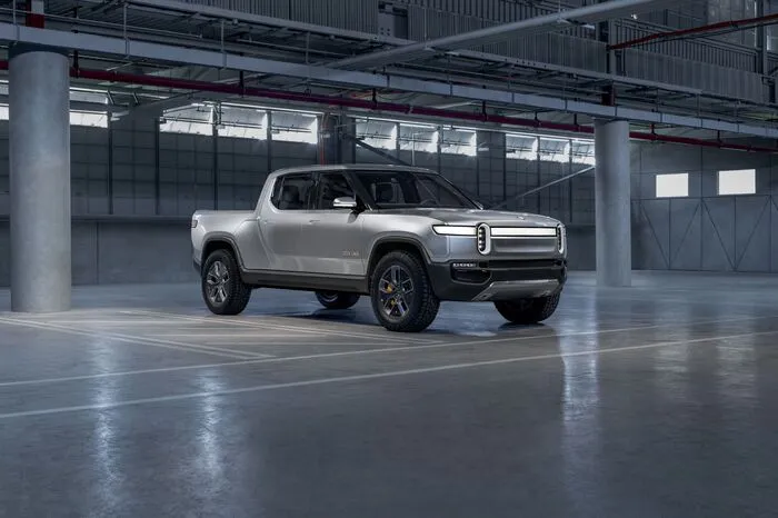 Während Tesla-Boss Elon Musk den in Pick-ups vernarrten Amerikanern schon seit Jahren ein solches Modell mit Elektroantrieb in Aussicht stellt, haben die Mannen um Gründer und CEO Robert „RJ“ Scaringe jetzt einen ins Rampenlicht gestellt.