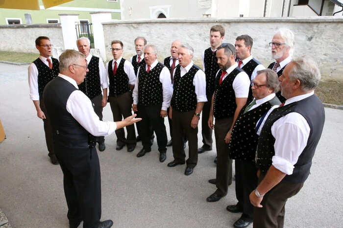 Mitgewirkt haben neben dem Veranstalter (Foto) unter der Leitung von Reinhold Brandhuber die Singgemeinschaft Sörg (Christa Scherwitzl) sowie das Gemischte Doppelsextett des MGV Zweikirchen (Heidrun Planton).