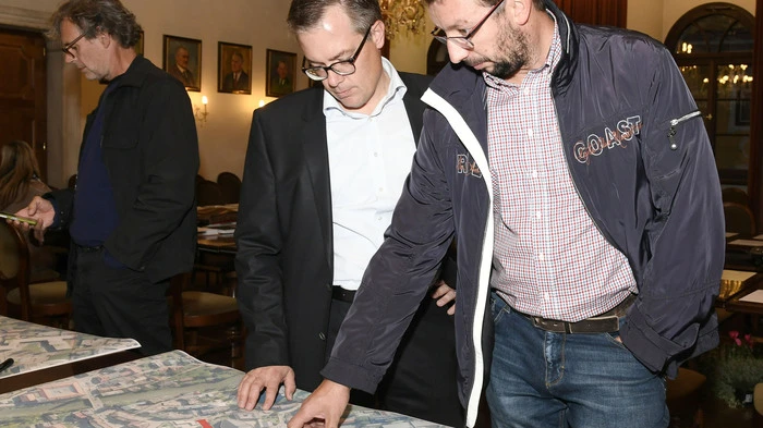 Baumeister Günther Wolliger (Bauabteilung Stadtgemeinde) und Robert Moser (Cafehaus in der Kirchgasse)