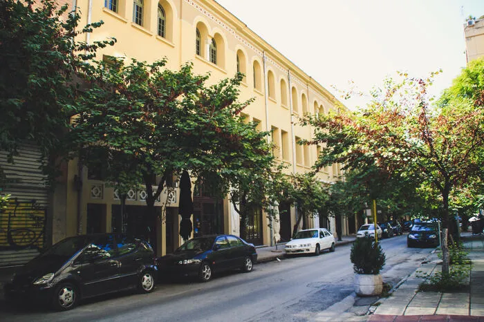 Aufgrund eines Parkdelikts wurden der Seniorin auf Chalkidiki die Kennzeichen sowie der Führerschein abgenommen, was die gehbehinderte Frau am Urlaubsort festhält und die für 19. August geplante Heimreise per Pkw unmöglich macht. Laut ARBÖ gibt es in Griechenland seit Mitte 2018 strenge Verkehrsstrafen, schon kleine Vergehen wie Falschparken, nicht Angurten oder Telefonieren am Steuer ohne Freisprecheinrichtung würden extrem rigoros geahndet.