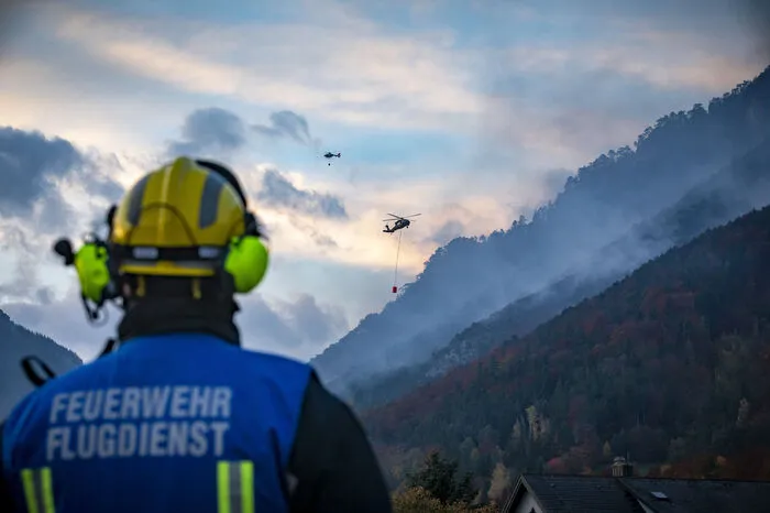 Auch Hubschrauber des Bundesheeres und der Polizei werden bei den Löscharbeiten neuerlich zum Einsatz kommen.