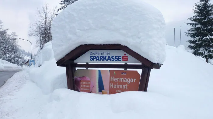 Schnee soweit das Auge reicht. Und ein Ende dieser Wetterlage ist noch nicht in Sicht. Hier ein Spaziergang durch Hermagor der etwas anderen Art.