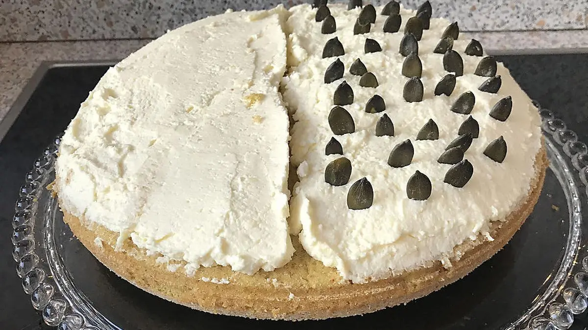 Die Topfenmasse auf der linken Seite ist ohne, auf der rechten Seite mit Gelatine