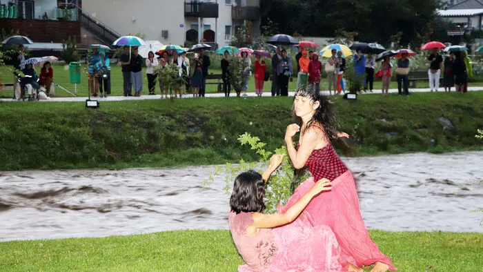 Im Tiebelpark tanzten auch bei Regen Vukie Koji und Sara Zambrano ihr Stück "Uferlos" mit Musik von Manfred Plessl.