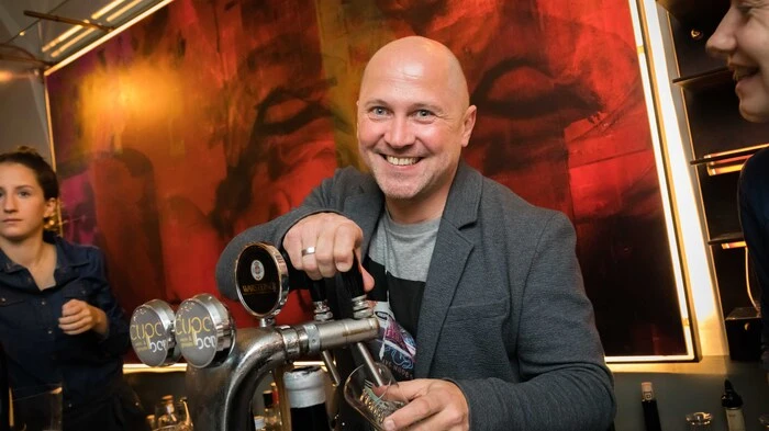 Die beliebten Bars in den Herzen von Graz und Kufstein gehen neue Wege und erfinden sich dabei selbst neu. Am Mittwoch wurde in Graz die neue „cupa – wein- & genussbar“ in Graz eröffnet. Im Foto: Eigentümer Roland Gölles.