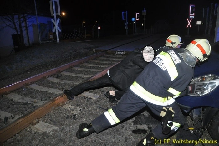 Der Mann verständigte die Feuerwehr. Die FF Voitsberg rückte aus und barg in Zusammenarbeit mit zwei Beamten der Polizei das Fahrzeug.