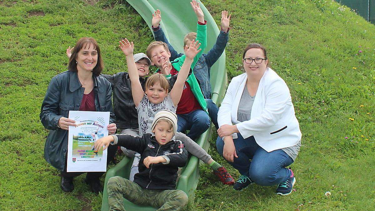 Völkermarkts Vizebürgermeisterin Edeltraud Gomernik-Besser (links) mit Kindern und Gemeinderätin Isabella Koller 