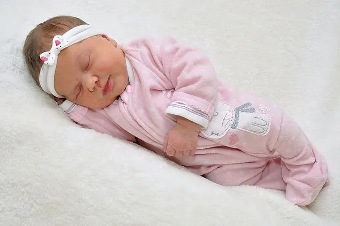 Süß schlummert die kleine Emma (4000 g, 53 cm). Geboren wurde sie am 11. Februar um 17.54 Uhr. Bruder Vincent sowie die Eltern Dora und Balazs Francia-Zatrok aus Villach sind überglücklich.