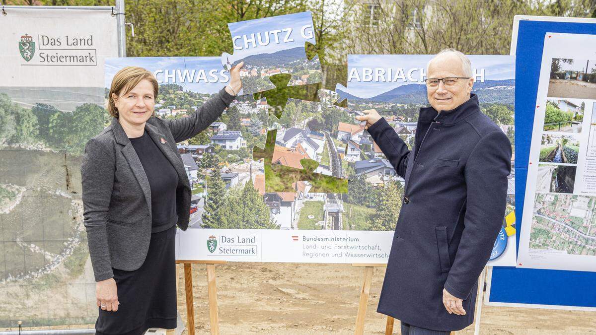 Der fehlende Puzzlestein beim Hochwasserschutz am Gabriachbach wurde am Mittwoch symbolisch von der Grazer Vizebürgermeisterin Judith Schwentner (Grüne) und von Landesrat Johann Seitinger (ÖVP) ergänzt 