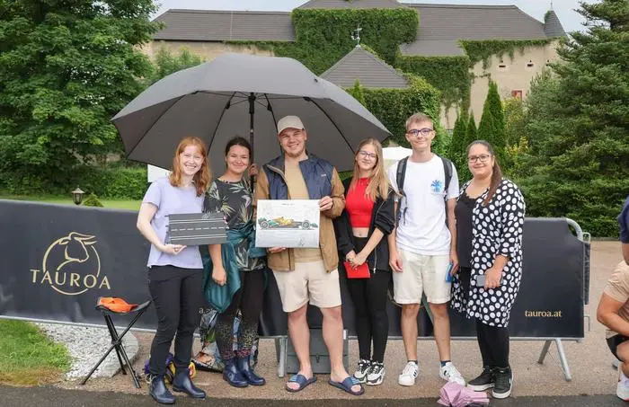 Bild zeigt Formel 1 Fans vor dem Schloss Gabelhofen,