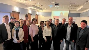 Lange Gesichter bei der Weizer SPÖ rund um Bürgermeister Ingo Reisinger (vorne, 4. von rechts)