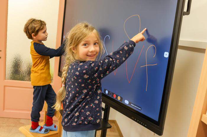 Fini (sechs Jahre alt) malt am Smartboard
