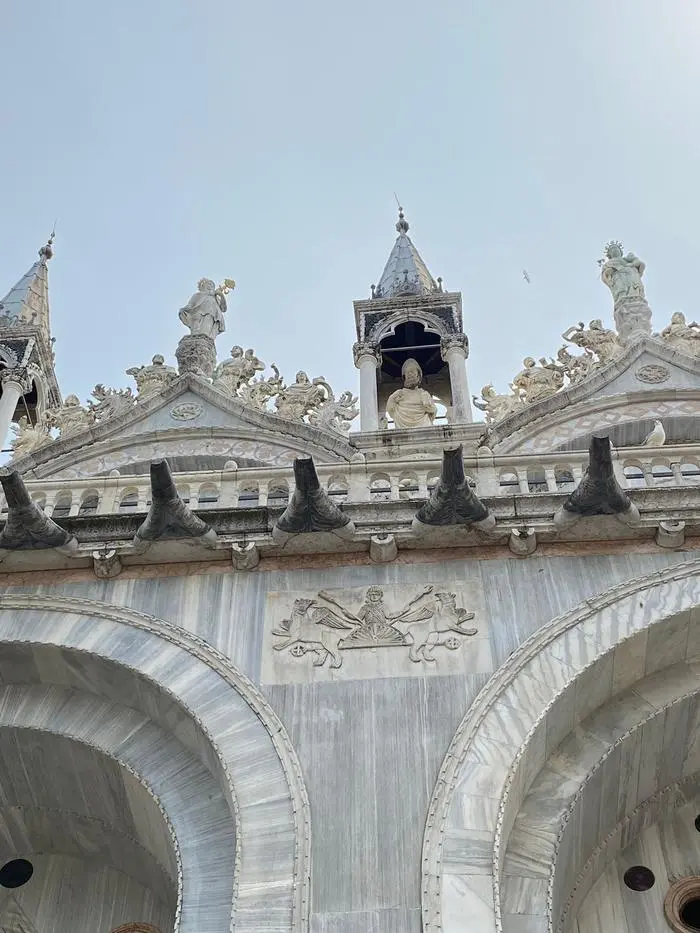 Das Basrelief am Markusdom zeigt Alexander, gezogen von zwei Greifen auf einem Streitwagen, wie er den Himmel erobern will