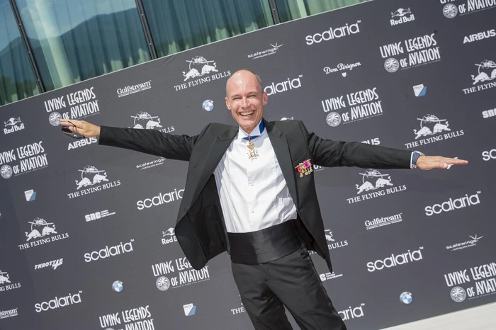 Unter den Prämierten sind Bertrand Piccard (im Bild), der als erster Mensch die Erde mit einem Ballon und einem Solarflugzeug umkreiste oder Sir Charles Gordon Lennox, Gründer der britischen Motorsport-Veranstaltung "Goodwood Festival of Speed". Die Hamburger Duty-Free-Händler Claus und Gunnar Heinemann bekamen den "Wings of Help Award", FACC-Chef Robert Machtlinger und EHang-Boss Hu Huazhi den "Technology Innovation Award" sowie Alan Eustace den "Stratospheric Explorers Award".