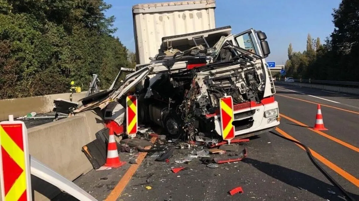 Der Lkw wurde schwer beschädigt