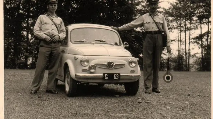Klicken Sie sich durch historische Fotos der Zollwache!