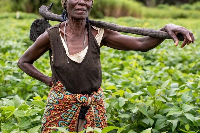 Extreme Witterungsbedingungen und Naturkatastrophen kombiniert mit politischer Instabilität haben seit 2015 über 135.000 Menschen innerhalb der Grenzen Burundis entwurzelt.  Vertreibung, hohe Bevölkerungsdichte, zahlreiche Rückkehrer und fast 80.000 Geflüchtete aus der Demokratischen Republik Kongo (DRC) führen zu Konkurrenz um Landflächen. Infolgedessen werden die ärmsten und verwundbarsten Gruppen der Bevölkerung, hauptsächlich Frauen, auf wenig ertragreiches Land gedrängt. 2,3 Millionen Menschen sind daher auf humanitäre Hilfe angewiesen.