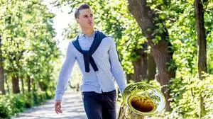 Der junge Tubist und seine Wegbegleiterin. Mayers Zahnspange ist schuld an dieser Beziehung