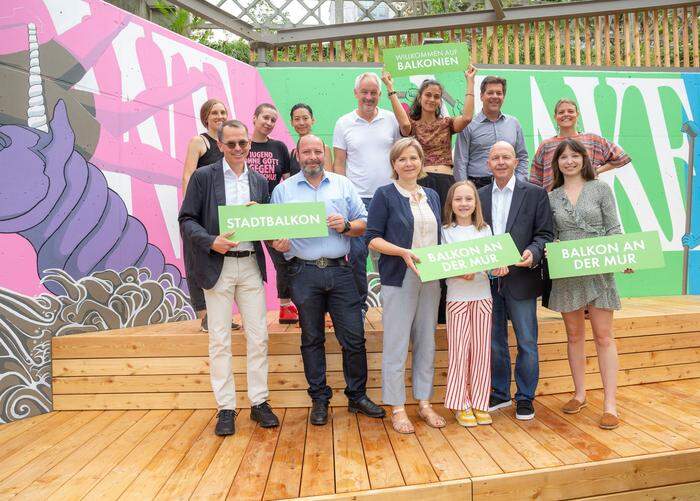 GBG-Geschäftsführer Günter Hirner, Holding-Graz-Vorstand Mark Perz, Bürgermeisterin-Stellvertreterin Judith Schwentner, Kinderbürgermeisterin Hannah Cik, GF Freizeit Graz, Michael Krainer, Gemeinderätin Anna Robosch, Sportamtsleiter Thomas Rajakovics, Stadtbaudirektor Bertram Werle und die Künstler:innen von "The Cake Escape"