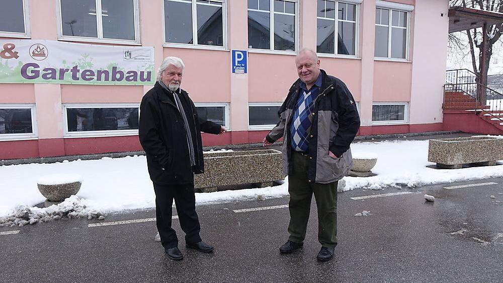 Reinhard Kinelly (rechts) vor dem abgesperrten Parkplatz