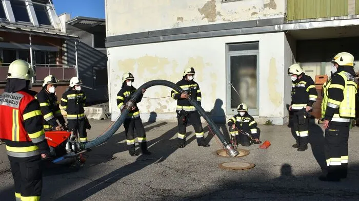 Bei einer Übung der Freiwillligen Feuerwehr Spittal wird eine Tragkraftspritze in Stellung gebracht