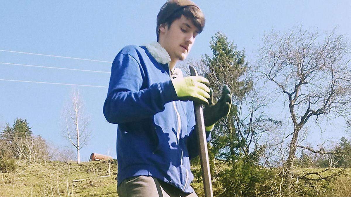 Elias Schwaiger-Wuschnig hilft auf dem elterlichen Hof mit, auch im Garten gibt es viel zu tun