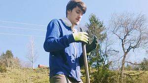 Elias Schwaiger-Wuschnig hilft auf dem elterlichen Hof mit, auch im Garten gibt es viel zu tun
