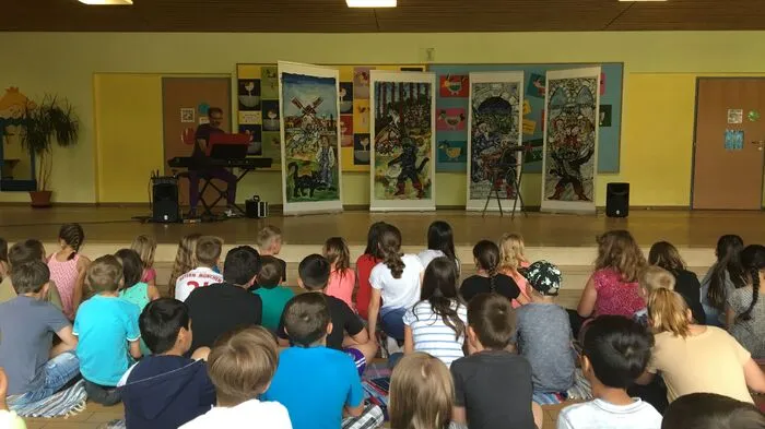 Mit dem Mitsing-Musical „Der gestiefelte Kater“ tourt derzeit Musicalsänger Gernot Kranner durch Schulen. Das Stück stammt von ihm und Walter Lochmann, der den Sänger am Klavier begleitet. 