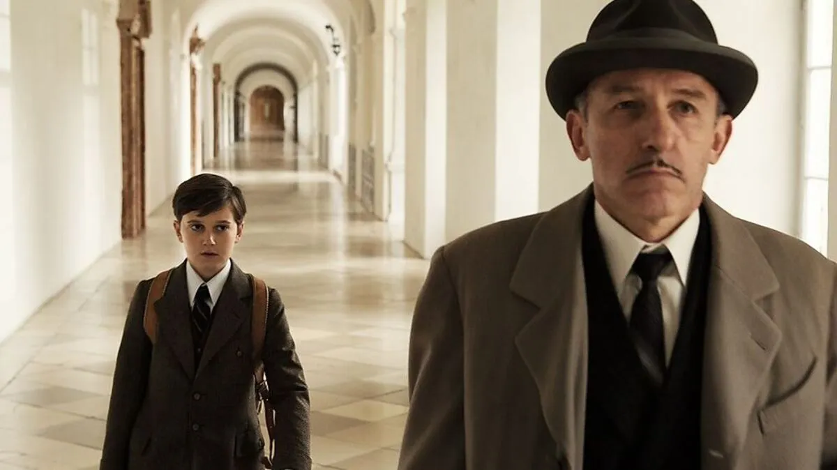 Vom Vater (Karl Markovics) wird Paul (Valentin Hagg) in das verhasste Internat gesteckt 