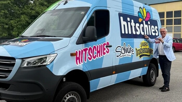 Ein Mann neben einem Lieferwagen