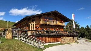 Der Berggasthof Faschingalm am Fuße des Lienzer Zettersfeld von außen betrachtet