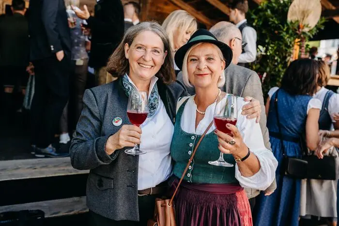 Und fröhlich, wie Bürgermeisterin Elke Kahr und Claudia Klimt-Weithaler (KPÖ) bezeugen werden 