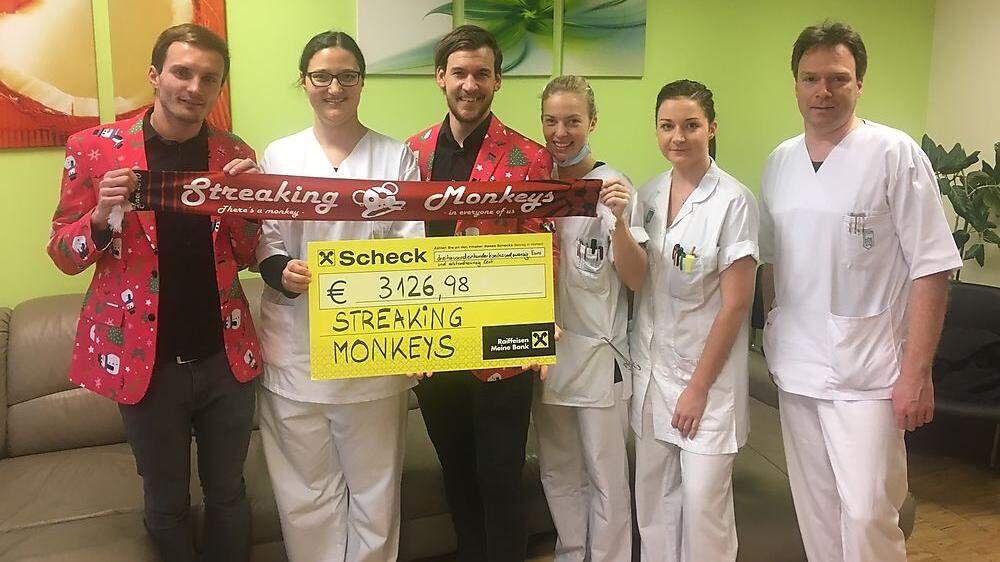 Die Streaking Monkeys konnten mehr als 3100 Euro an Spenden übergeben