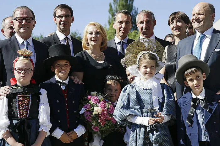 Der Zweite Nationalratspräsident Karlheinz Kopf (ÖVP), Vorarlbergs Landeshauptmann Markus Wallner (ÖVP), Nationalratspräsidentin Doris Bures (SPÖ), Bundeskanzler Christian Kern (SPÖ), Festspiel-Intendantin Elisabeth Sobotka und Festspielpräsident Hans-Peter Metzle. 