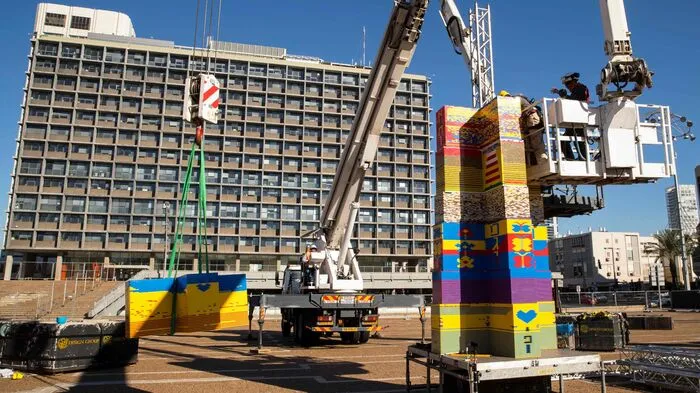 In Tel Aviv ist am Mittwoch ein 36 Meter hoher Turm aus Legosteinen vorgestellt worden, mit dem die israelische Stadt einen neuen Rekord aufstellen will.