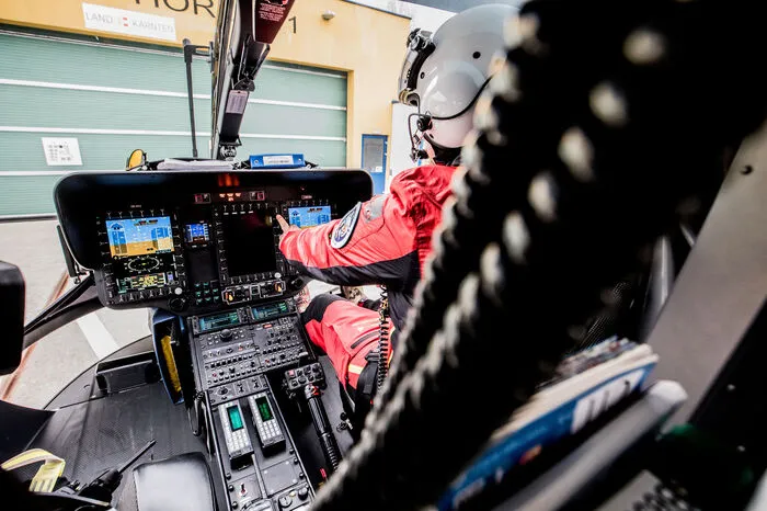 Waren im alten Hubschrauber noch klassische Rundinstrumente vorhanden, so gibt es im neuen Hubschrauber drei Bildschirme.