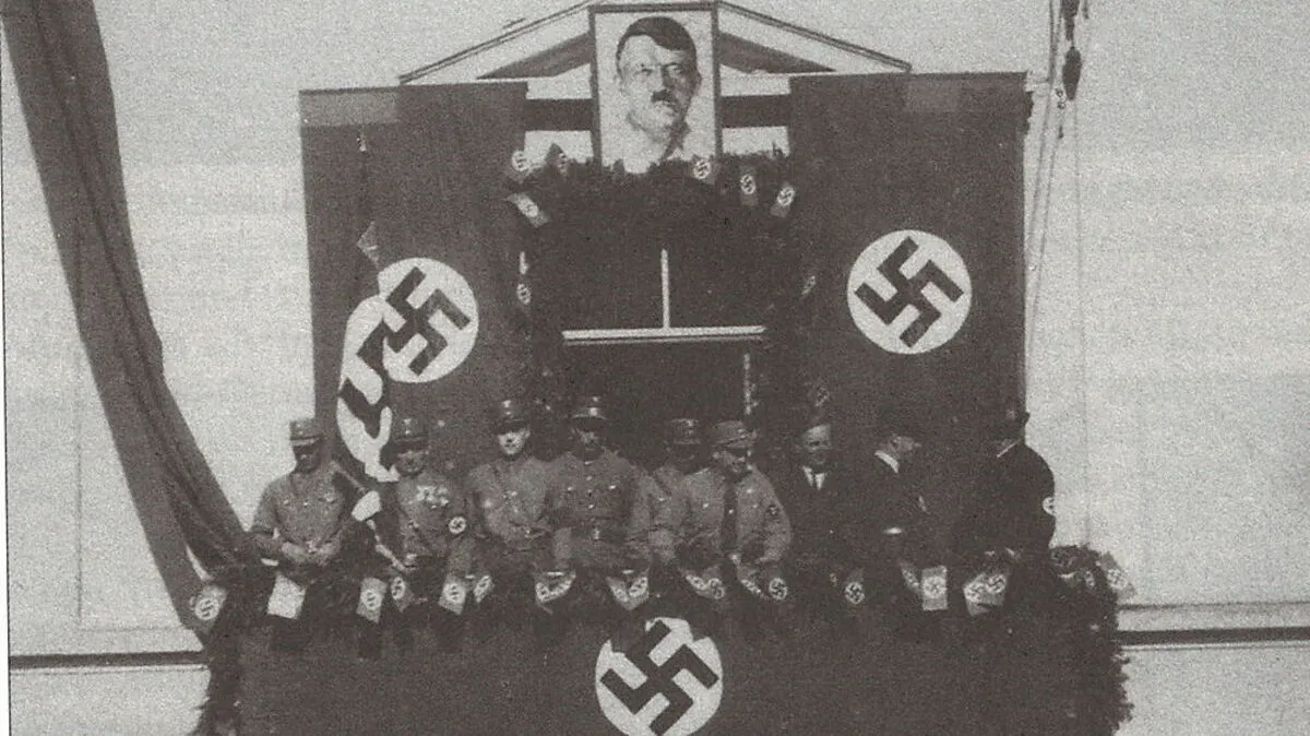 NSDAP-Funktionäre auf dem Balkon des Bad Ausseer Rathauses. So mancher hat von der Notsituation der Juden wirtschaftlich profitiert