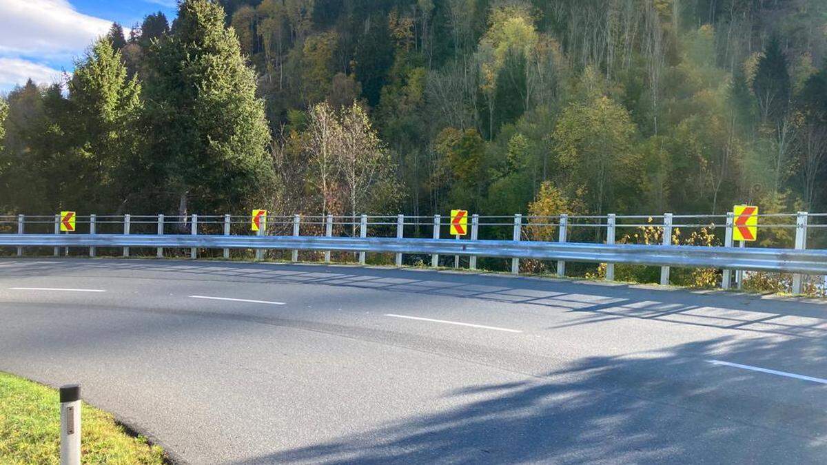 Nach tödlichem Busunfall wurden in der Schlösselkehre stärkere Leitschiene und Leitwinkel montiert