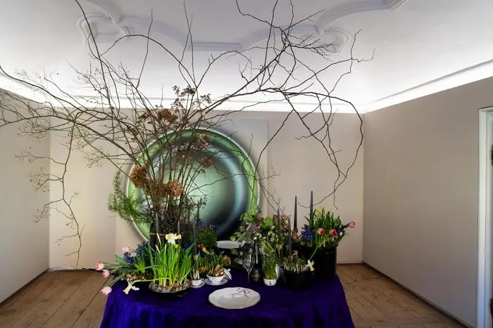 Ein Kunstwerk als Valentinstagsüberraschung: das Erwachen des Frühlings, der Übergang von der Dunkelheit hin bis zu den ersten Knospen.