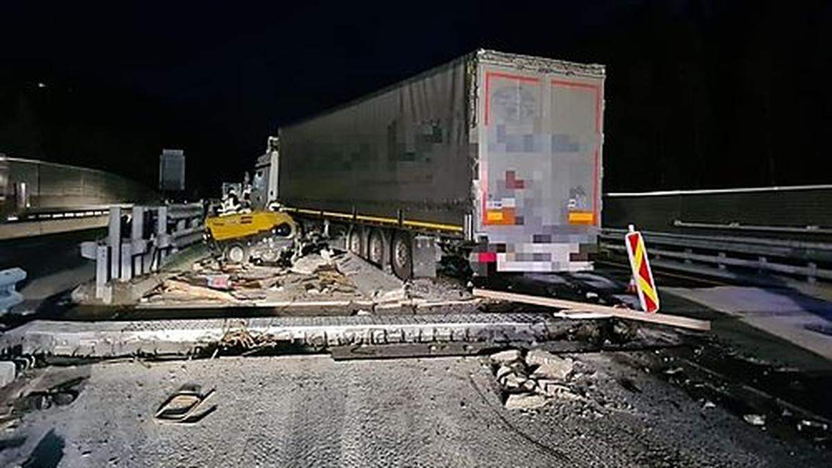 Der Lkw krachte in die Leitschiene