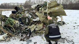 Flugzeugabstur in Belgorod | Die Trümmer der abgestürzten Iljuschin Il-76 werden untersucht