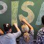 Schüler schreiben „Pisa“ auf die Tafel | Die Bildung der Eltern wirkt sich auf die Ergebnisse der Jugendlichen aus