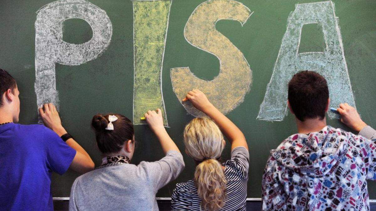 Schüler schreiben „Pisa“ auf die Tafel | Die Bildung der Eltern wirkt sich auf die Ergebnisse der Jugendlichen aus