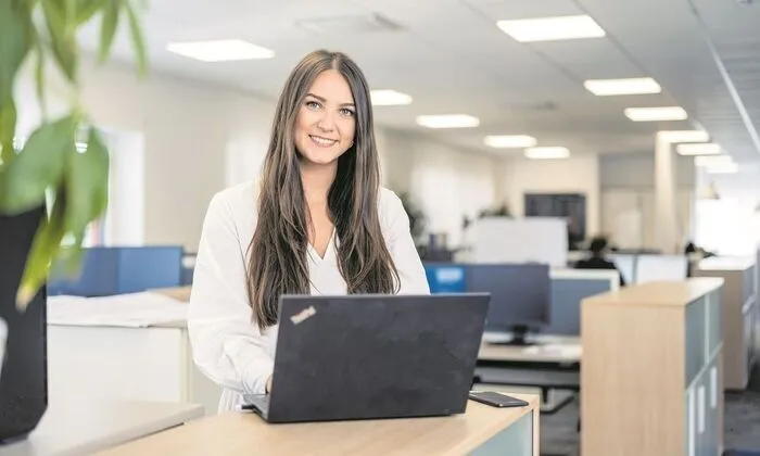 Alessa arbeitet als ausgebildete Unternehmensjuristin bei PMS und ist mit der Wertschätzung im Betrieb zufrieden