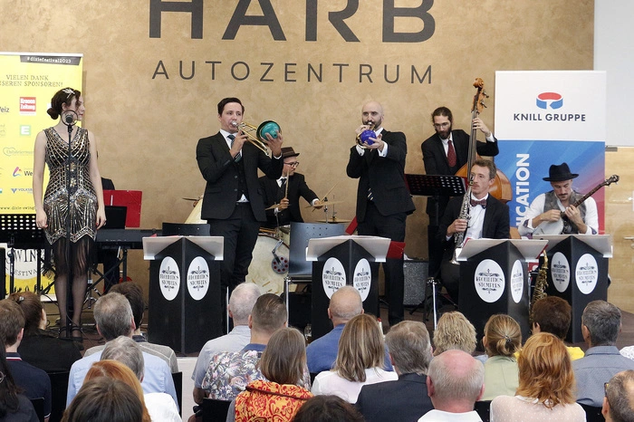 "The Hottest Early Jazz Septet" Prohibition Stompers mit Sängerin Tanja Filipovics...